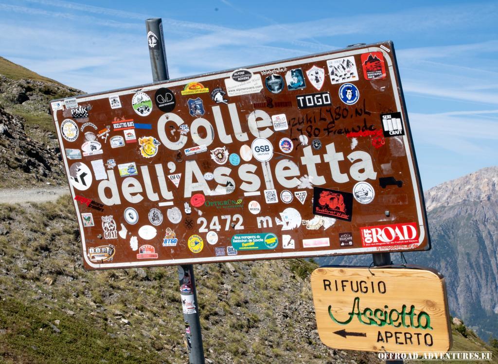 Das Colle dell Assietta Schild, unser Sticker ist auch zu sehen