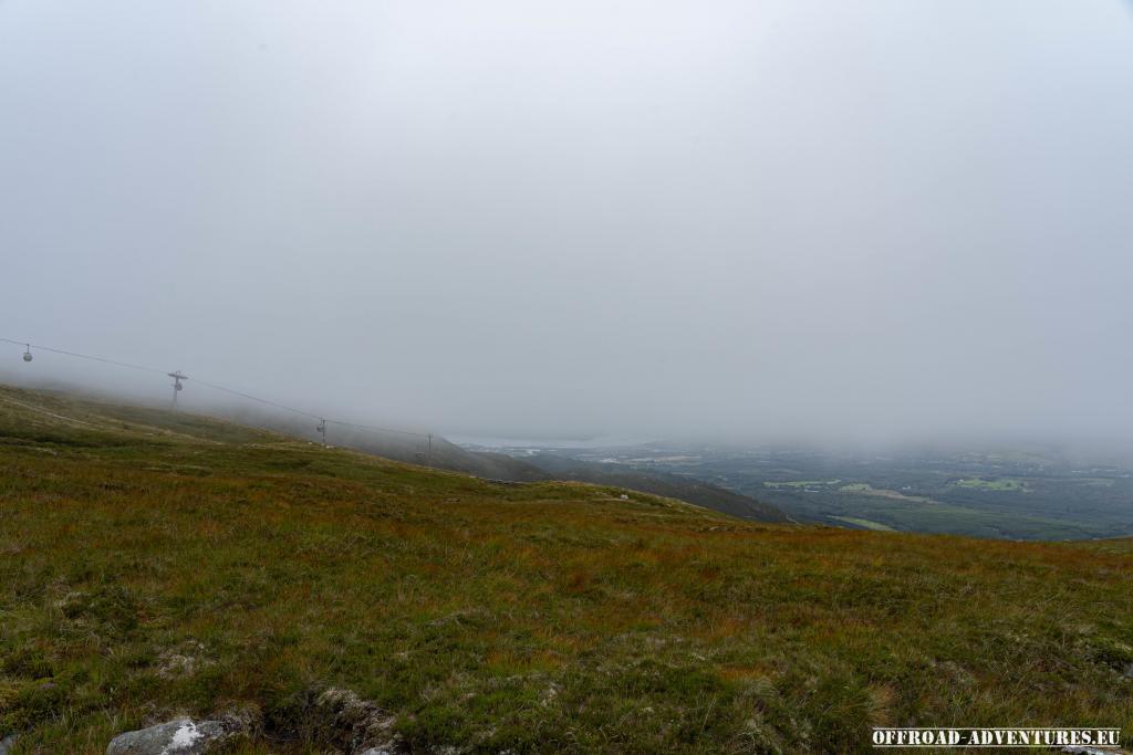 Viel Nebel am Ben Nevis und im Hintergrund die Seilbahn, keine schöne Aussicht vom höchsten Berg aus Schottland